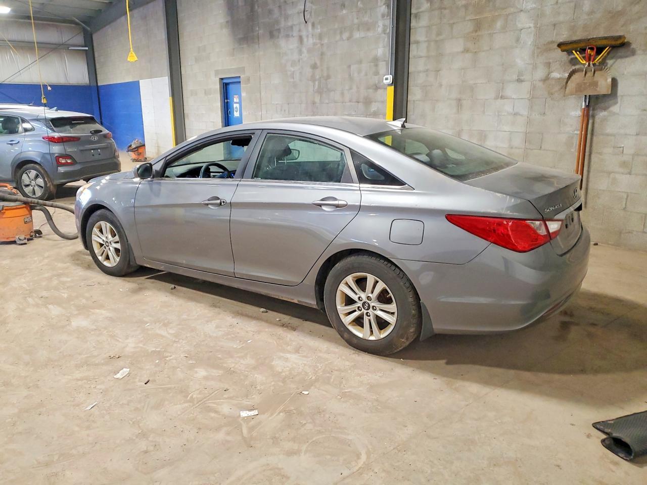 2013 Hyundai Sonata Gls - Image 2