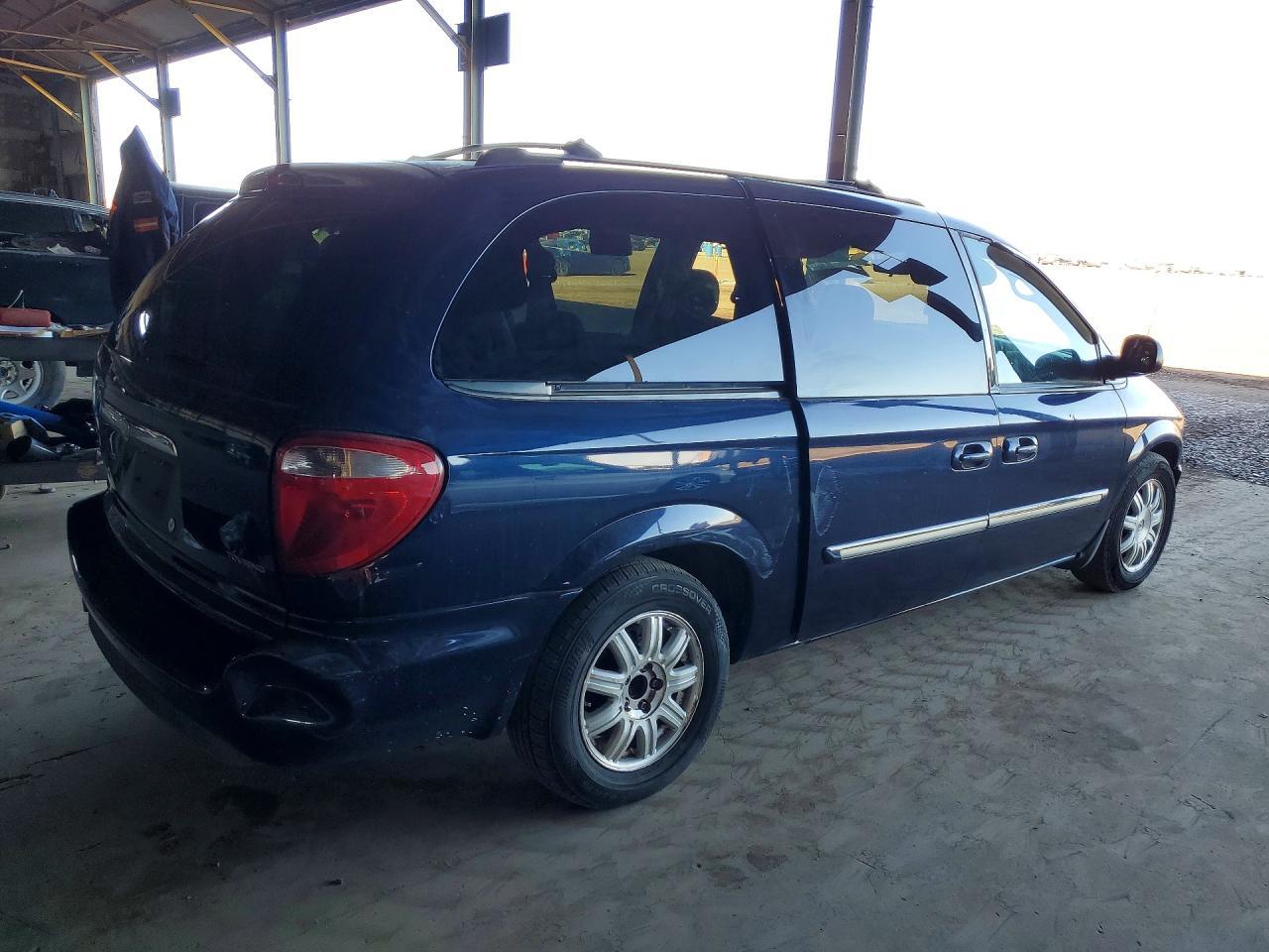 2005 Chrysler Town & Country Touring - Image 3
