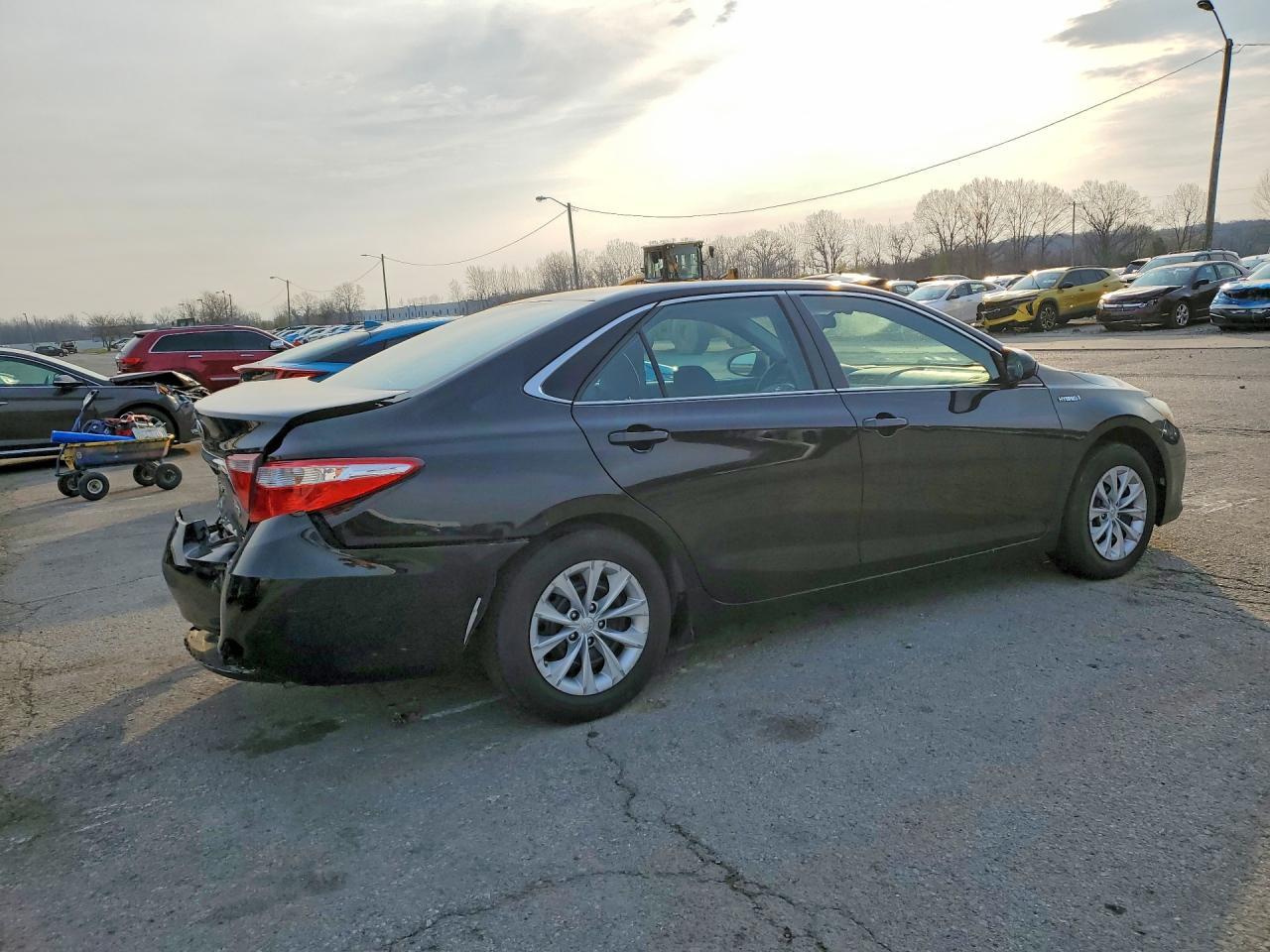 2016 Toyota Camry Hybrid Le - Фото 3