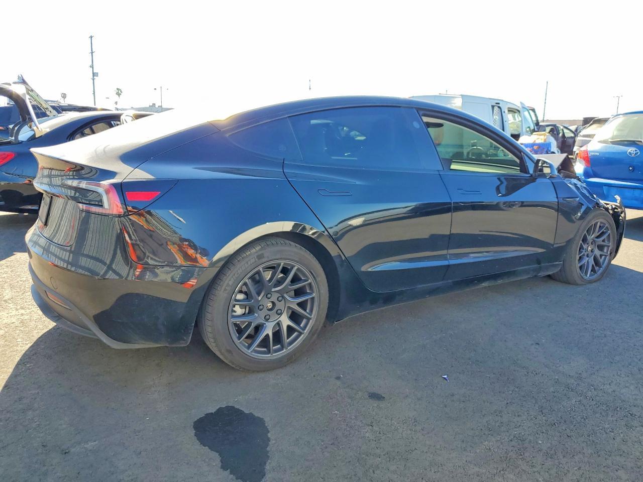 2025 Tesla Model 3 - Фото 3