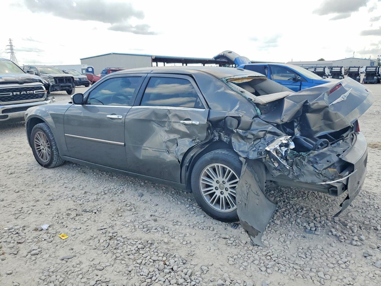 2010 Chrysler 300 Touring - Фото 2