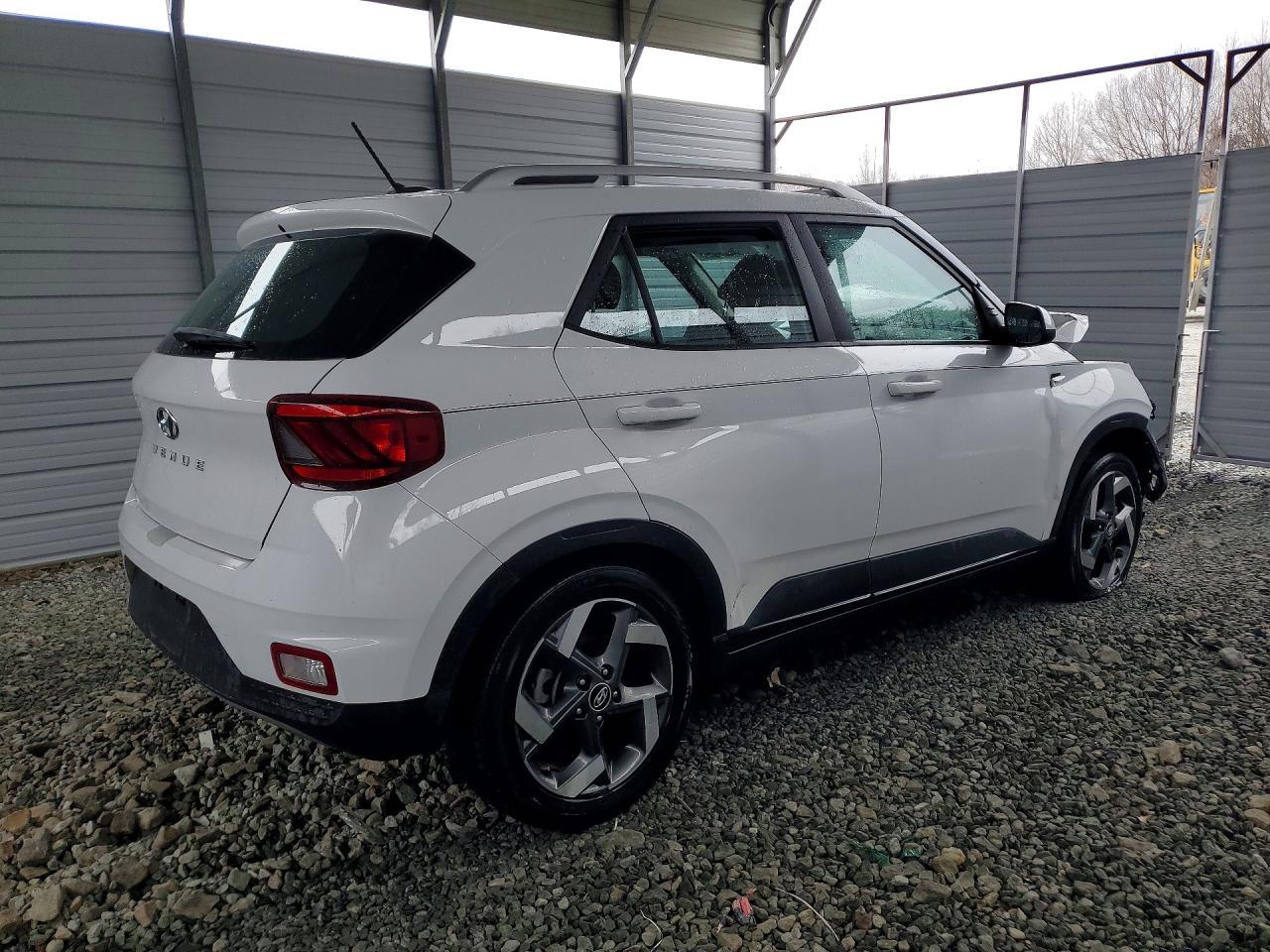 2023 Hyundai Venue Sel - Image 3