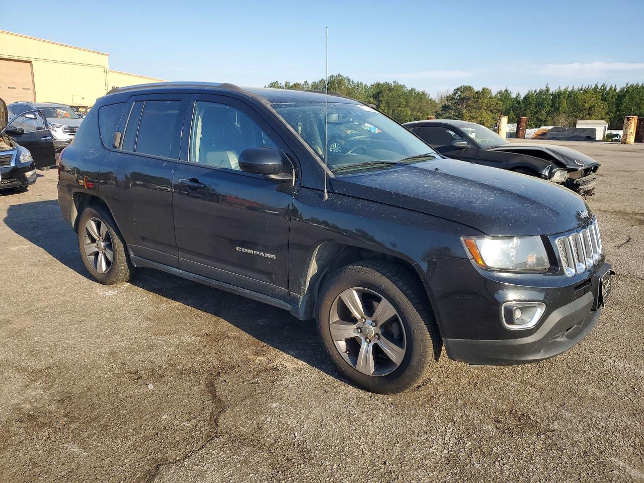 2017 Jeep Compass Latitude - Image 4
