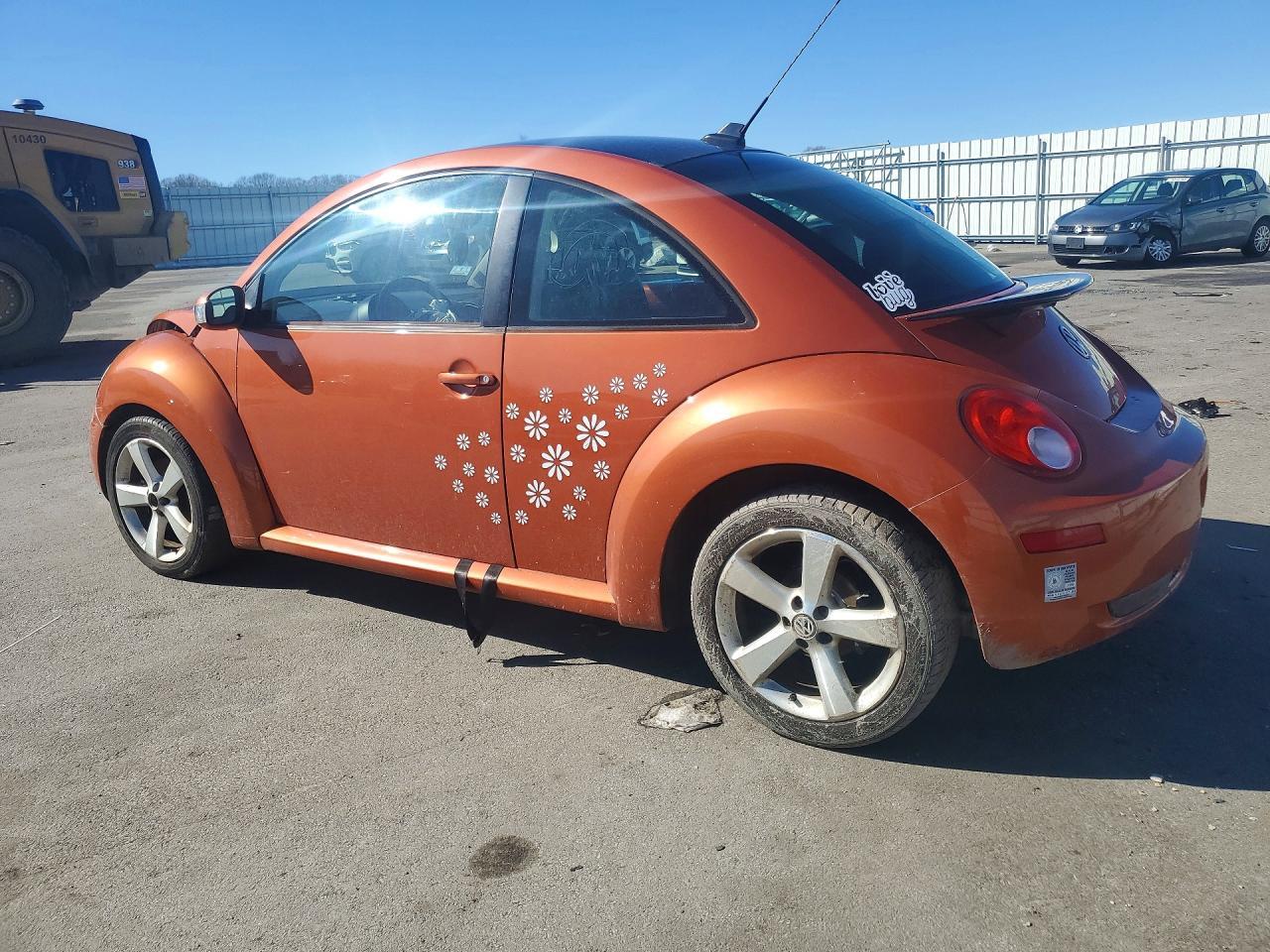 2010 Volkswagen New Beetle - Image 2