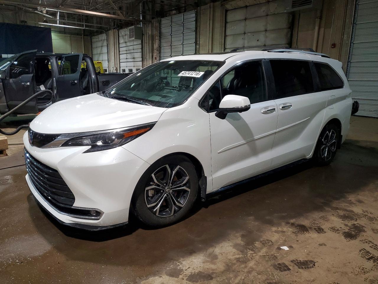 2025 Toyota Sienna Platinum 7-Passenger
