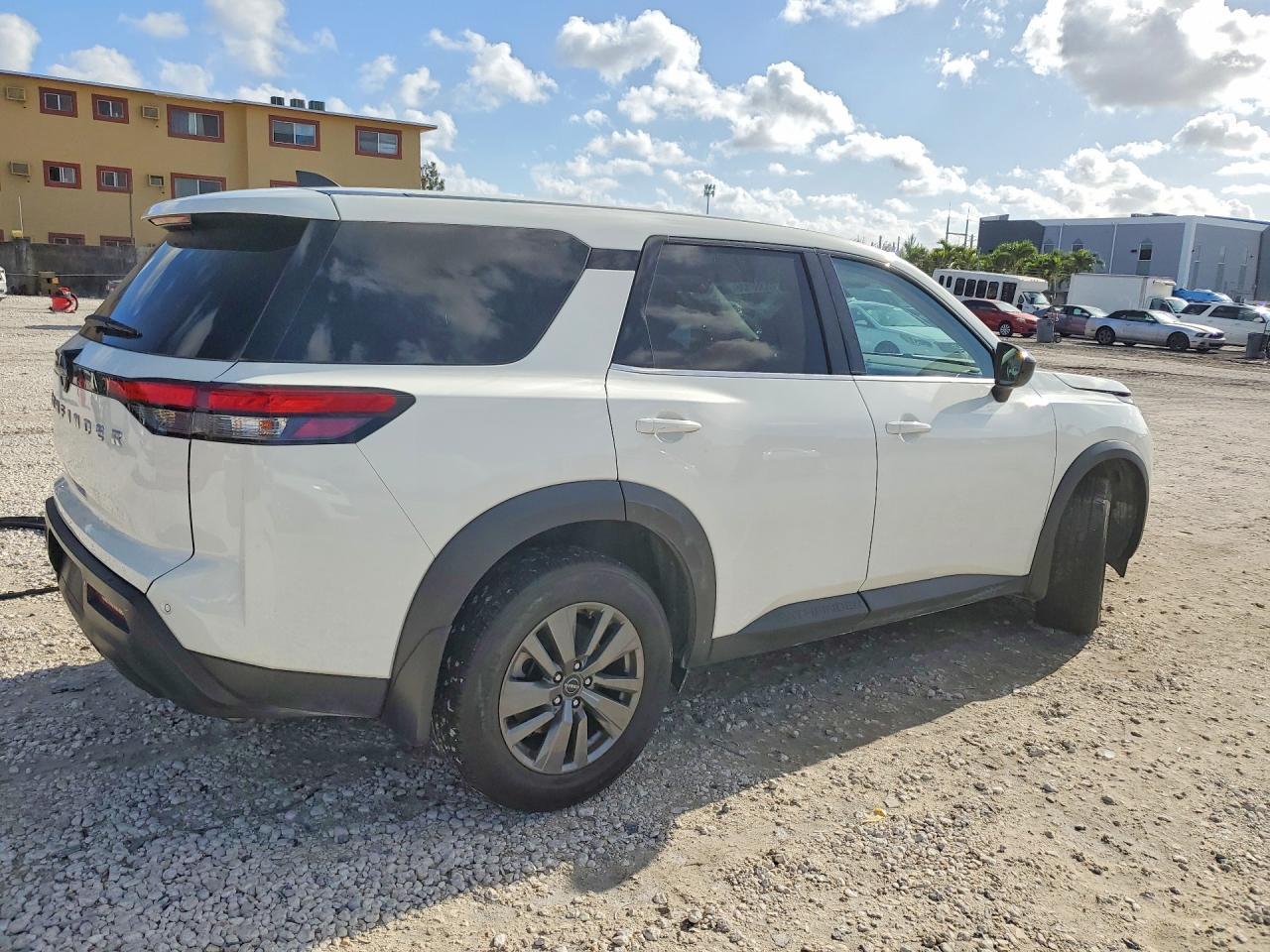 2024 Nissan Pathfinder S - Image 3