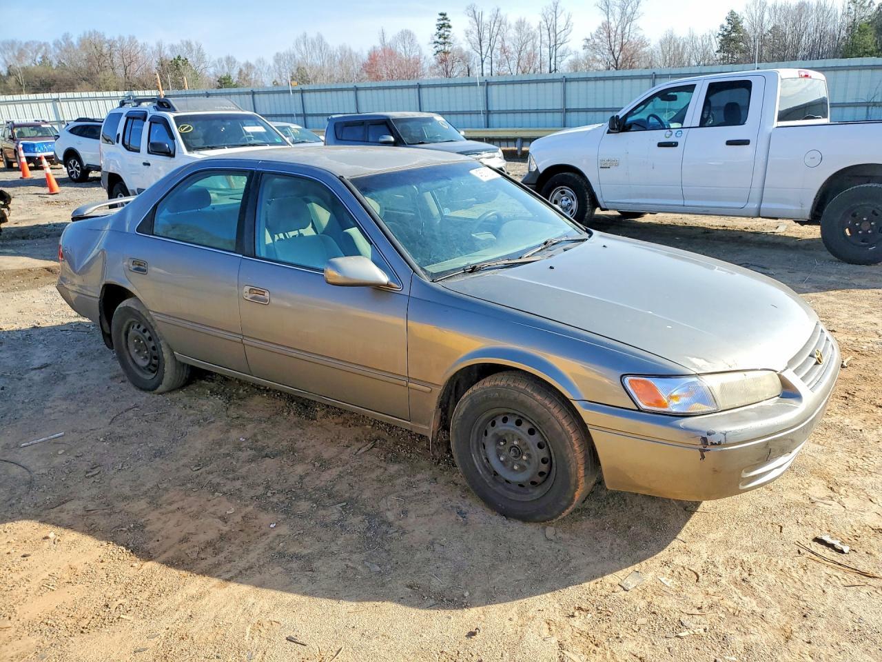 1999 Toyota Camry Le - Фото 4
