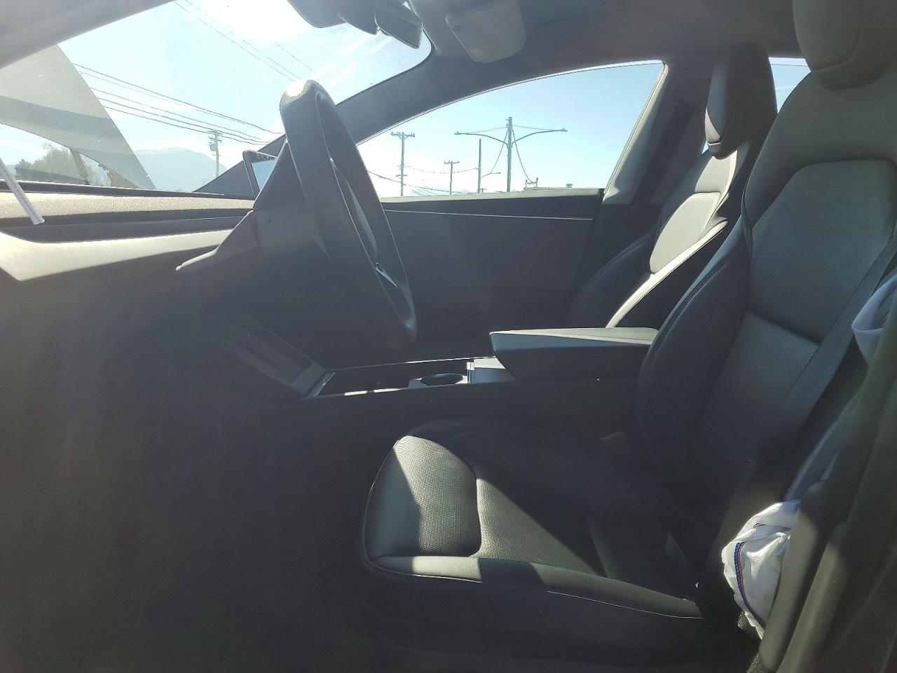 2025 Tesla Model 3 - Фото 7