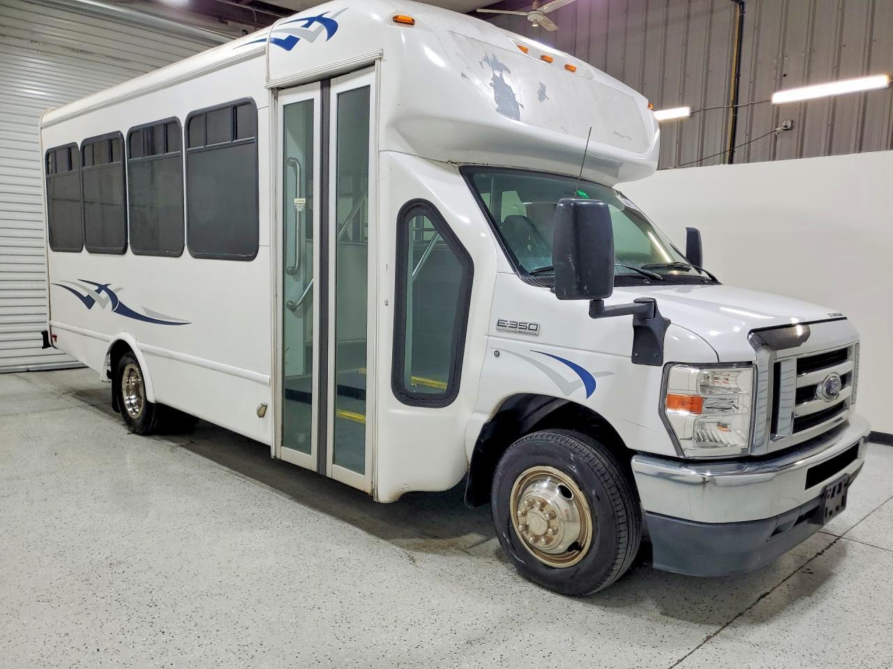 2022 Ford E350 Shuttle Bus - Image 4
