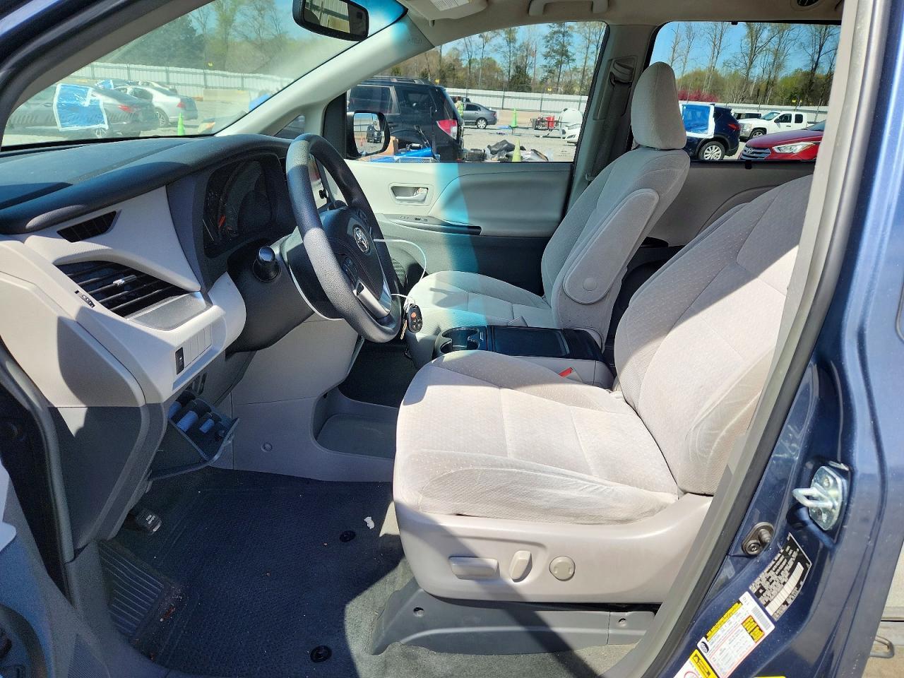 2015 Toyota Sienna Le 8-Passenger - Image 7