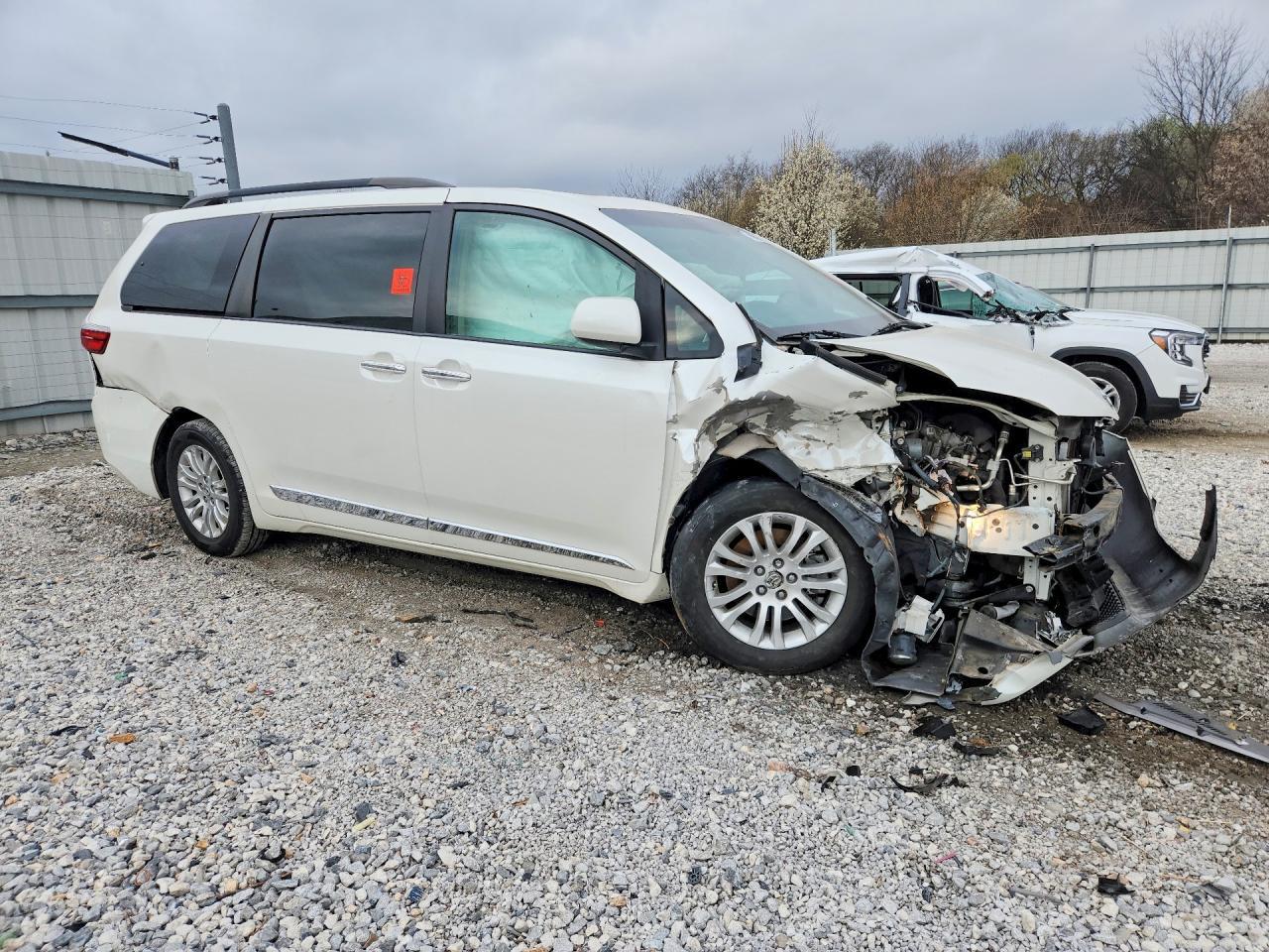 2015 Toyota Sienna Xle 8-Passenger - Фото 4