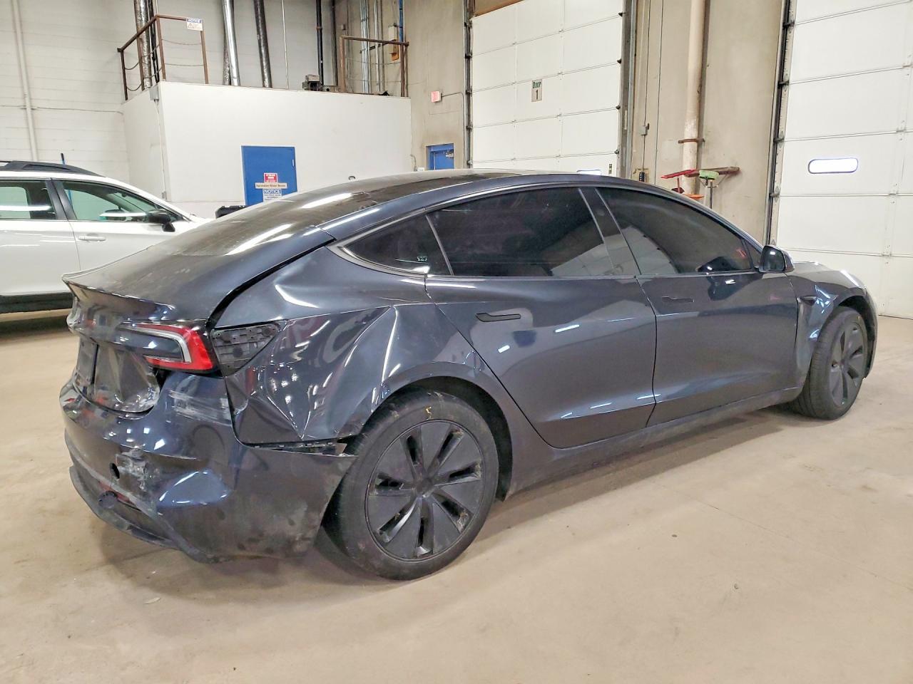 2025 Tesla Model 3 - Фото 3