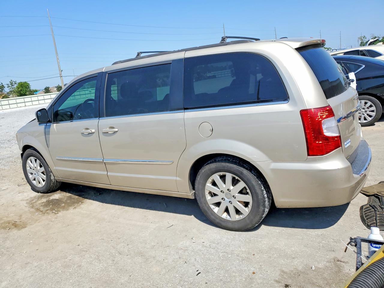 2016 Chrysler Town & Country Touring - Image 2