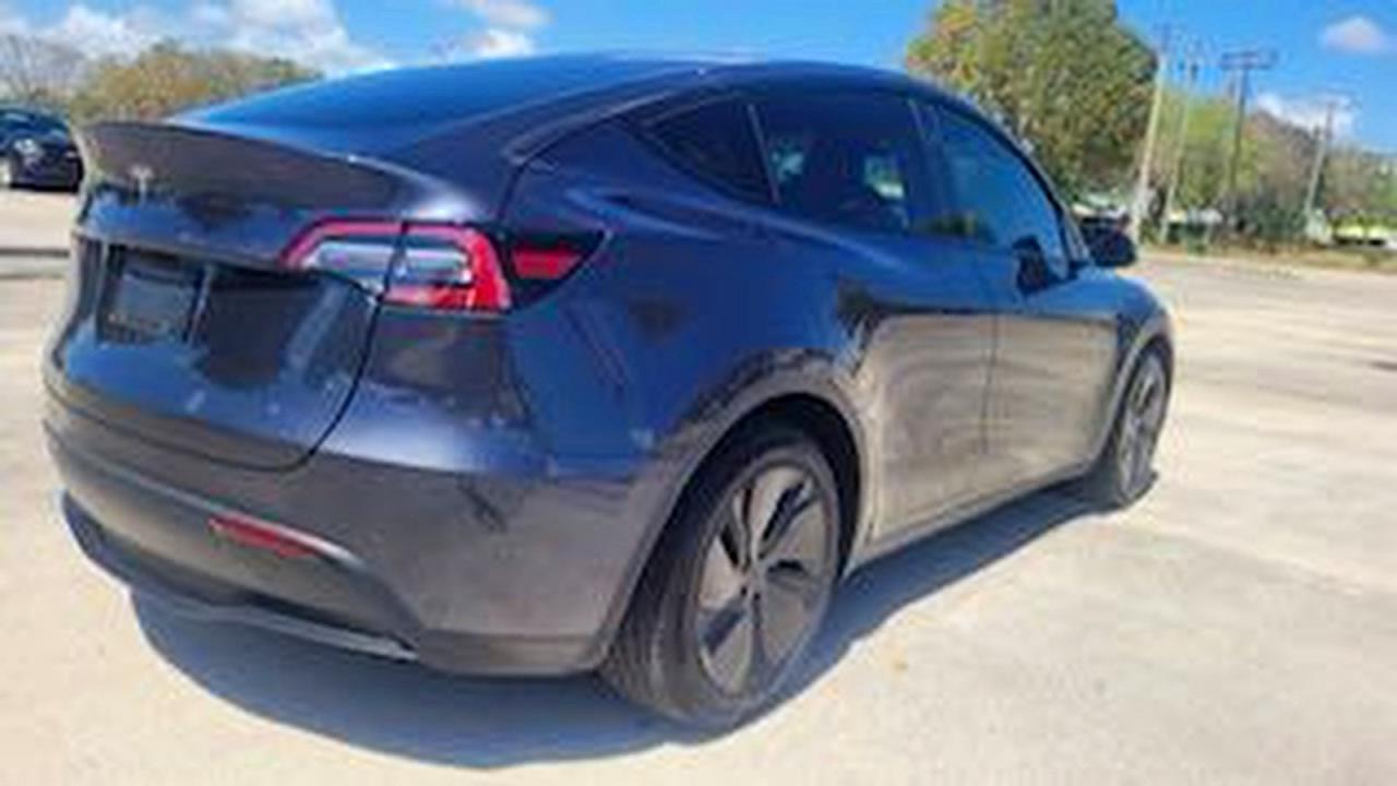 2025 Tesla Model Y - Фото 4