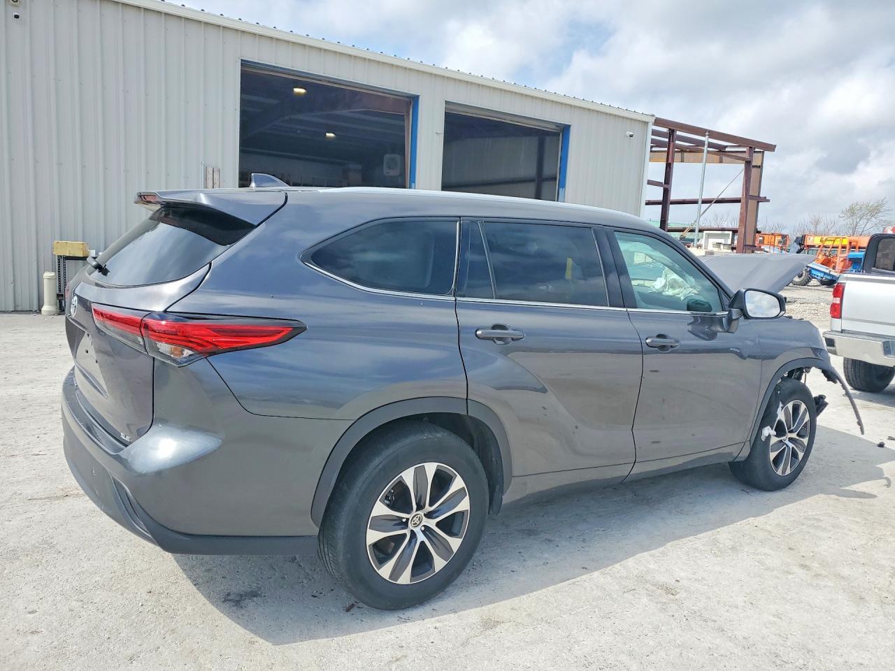 2022 Toyota Highlander Xle - Image 3