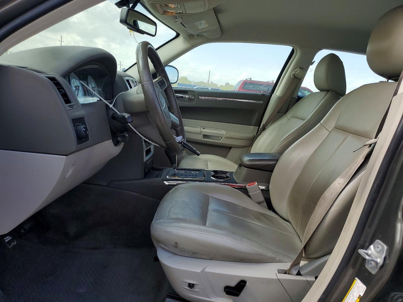 2010 Chrysler 300 Touring - Image 7