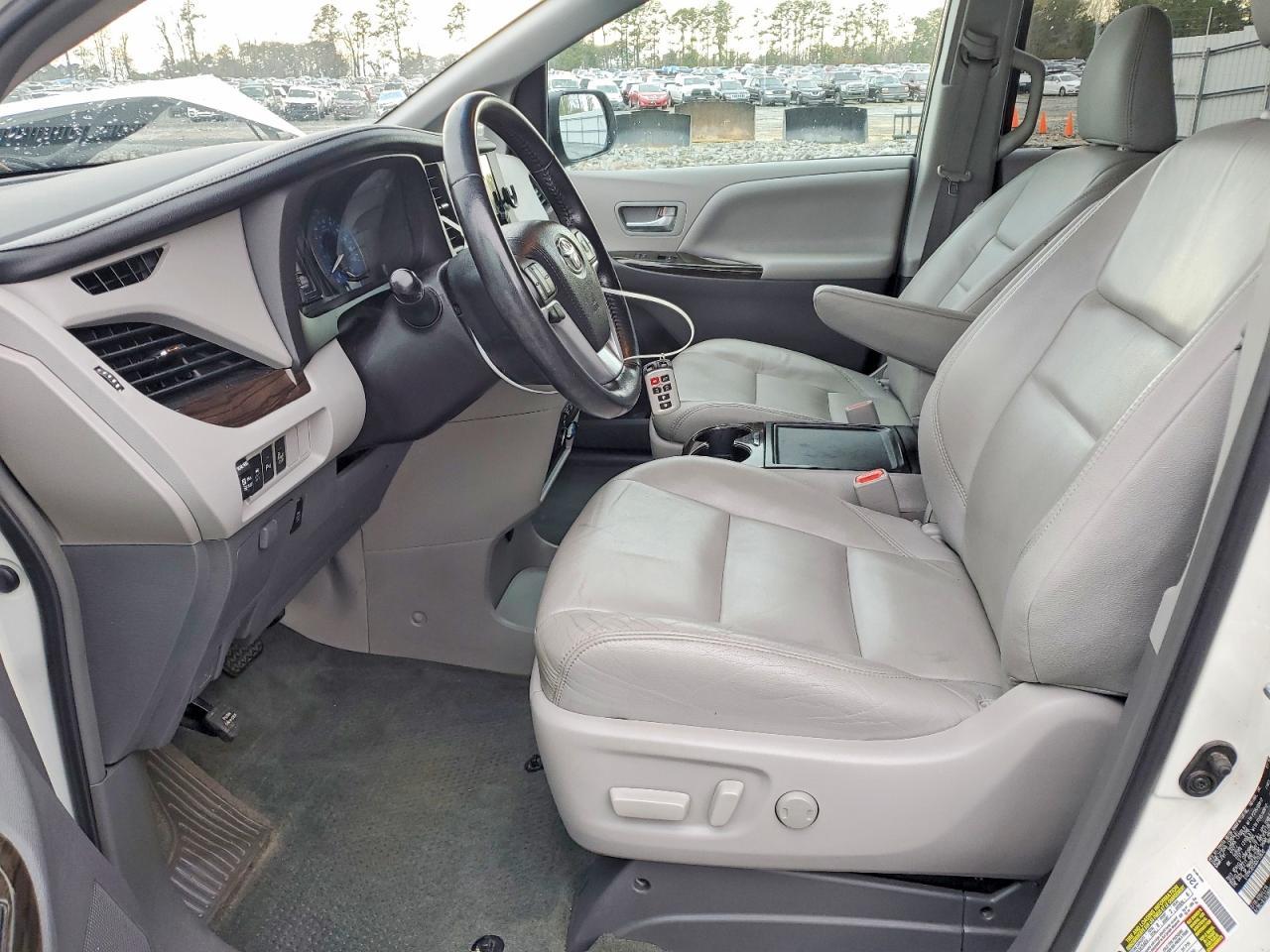 2016 Toyota Sienna Xle 8-Passenger - Фото 7