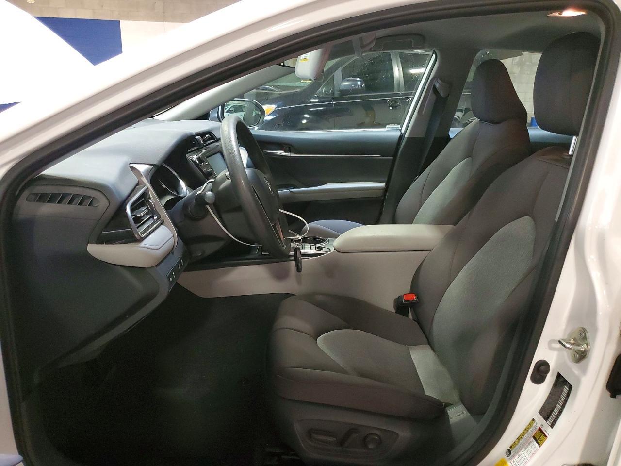 2019 Toyota Camry Hybrid Le - Image 7