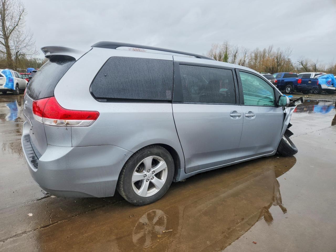 2013 Toyota Sienna Le 8-Passenger - Image 3