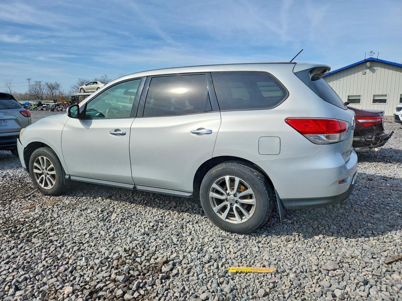 2014 Nissan Pathfinder S - Image 2
