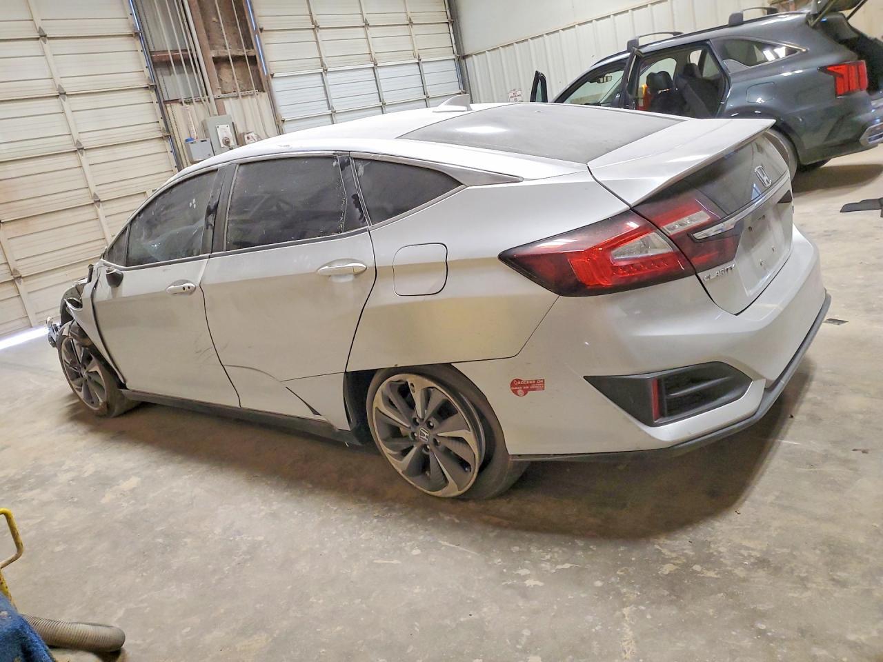 2018 Honda Clarity Touring - Image 2