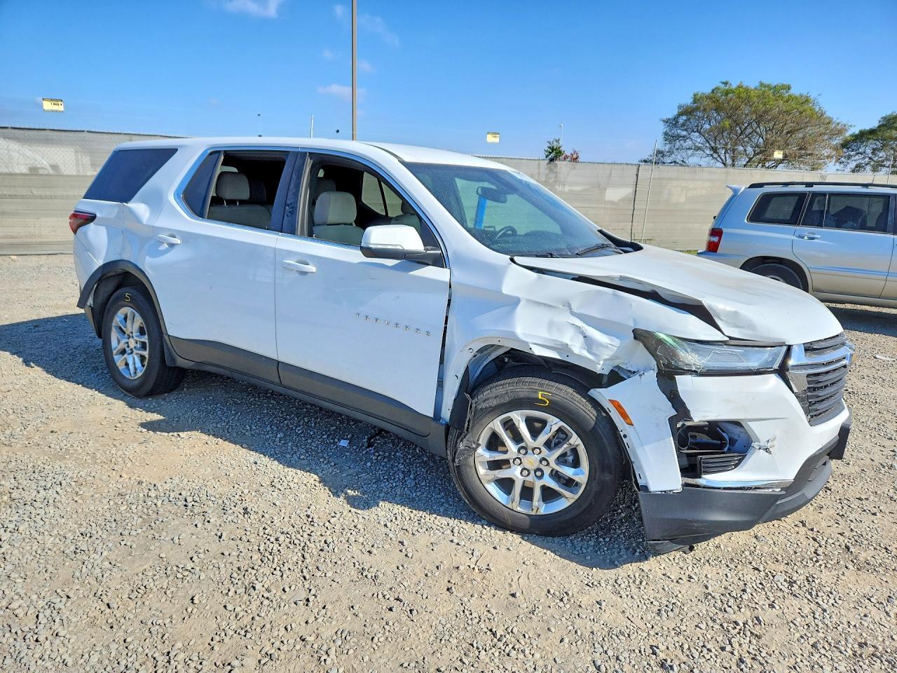 2023 Chevrolet Traverse Ls - Image 4