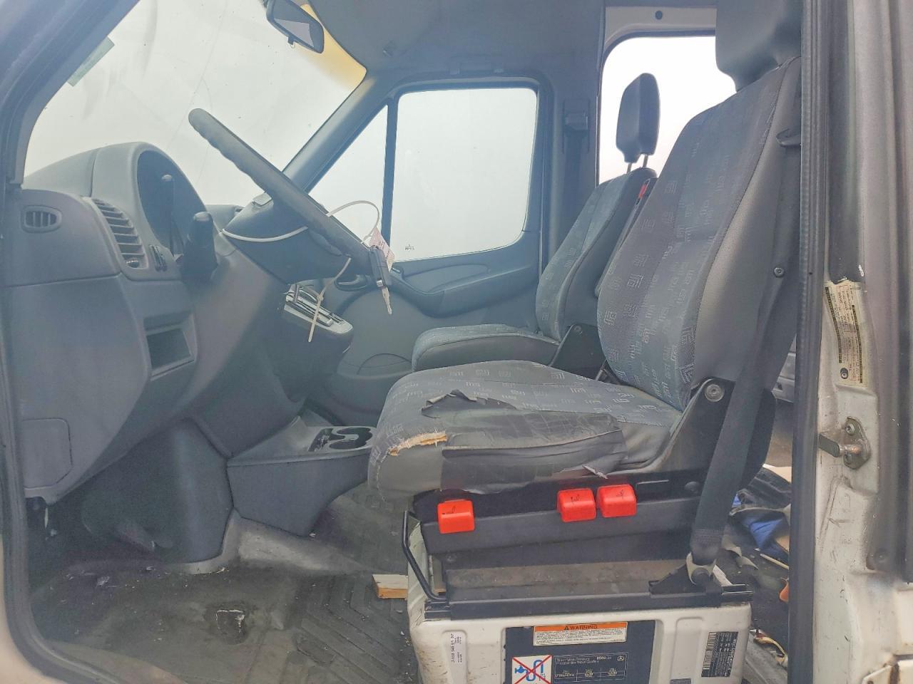 2006 Dodge Sprinter 2500 Delivery Van - Image 7
