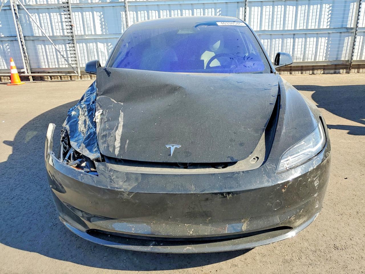 2025 Tesla Model 3 - Фото 5