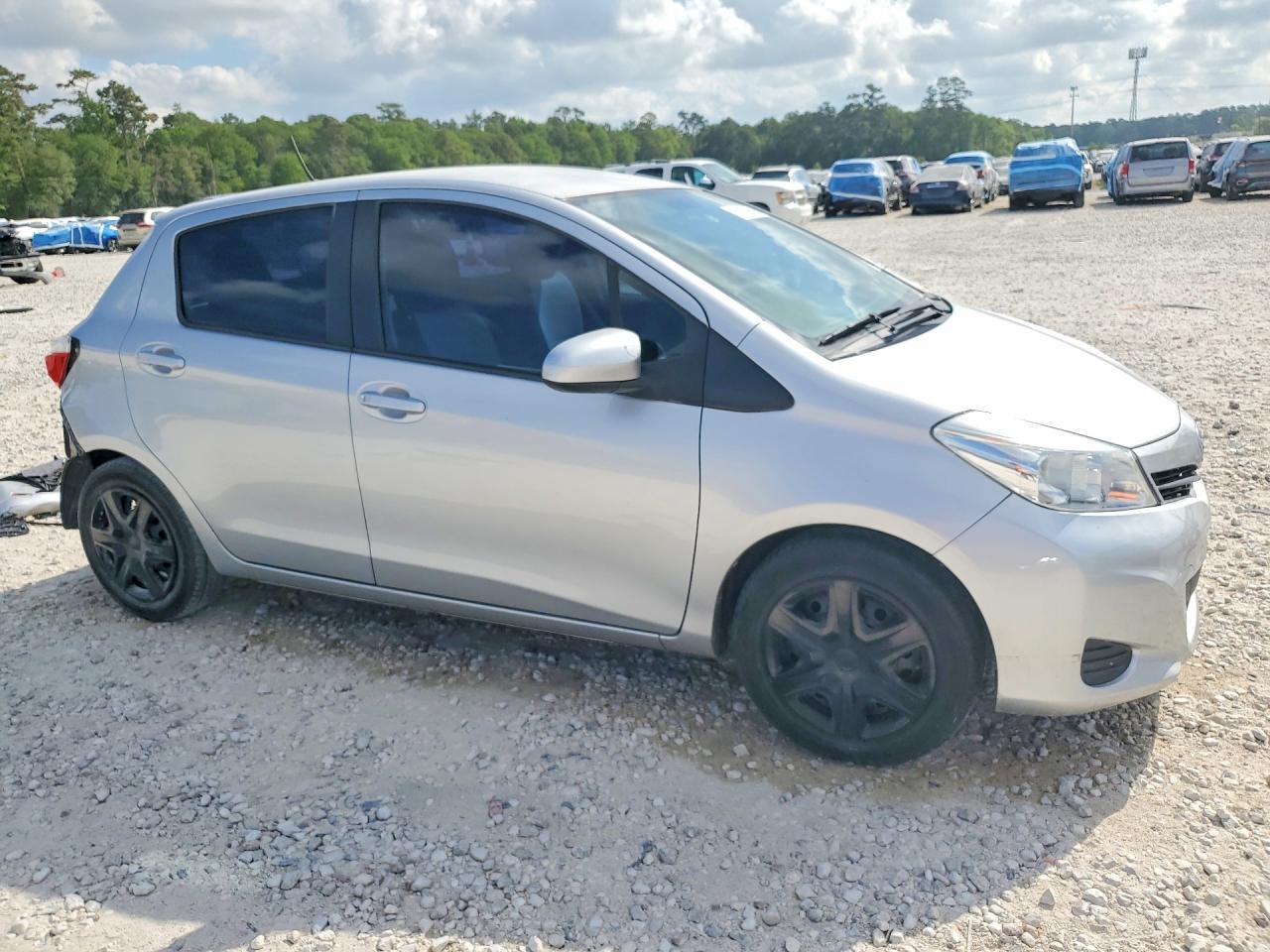 2013 Toyota Yaris 5-Door Le - Image 4