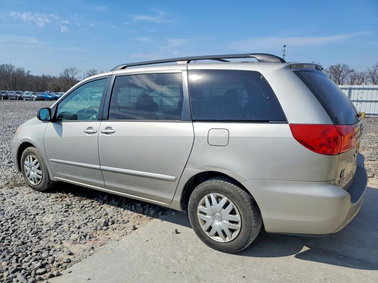 2008 Toyota Sienna Le 8-Passenger - Image 2