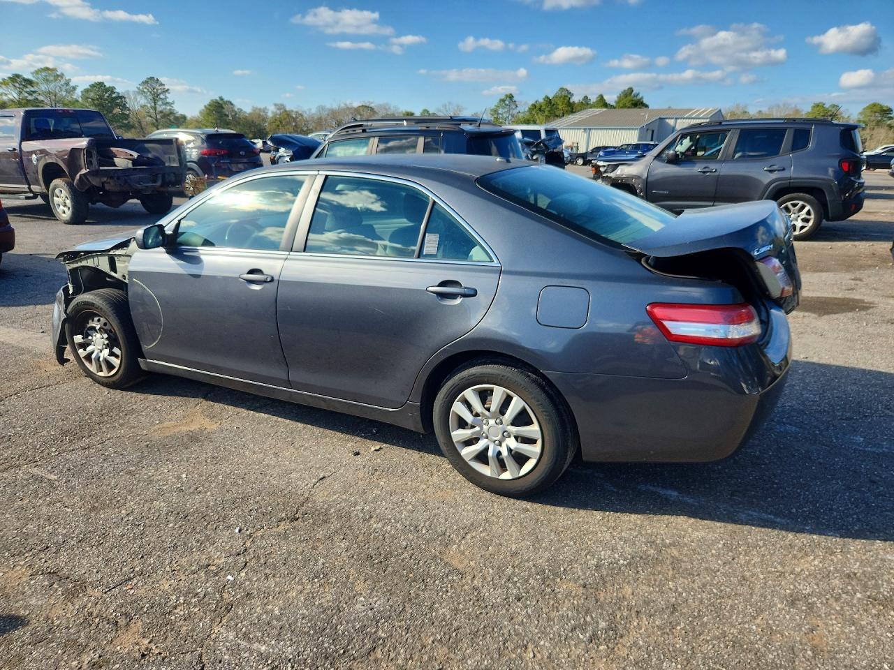 2011 Toyota Camry Le - Фото 2