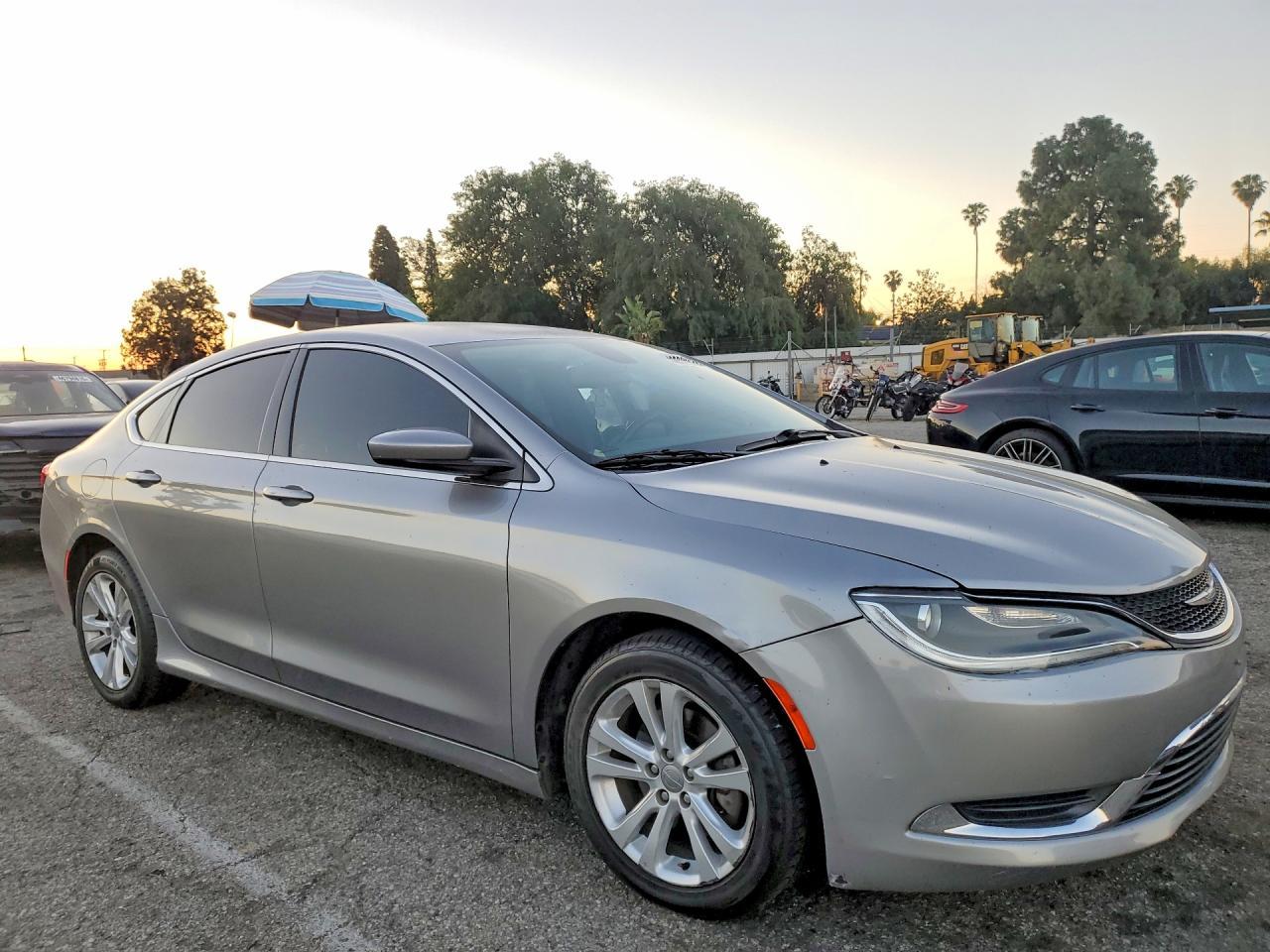 2016 Chrysler 200 Limited - Image 4