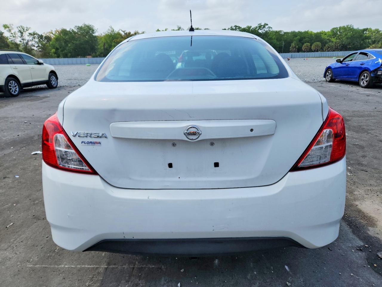 2015 Nissan Versa 1.6 S - Image 6