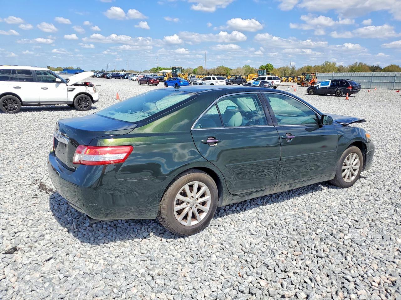 2011 Toyota Camry Xle V6 - Image 3
