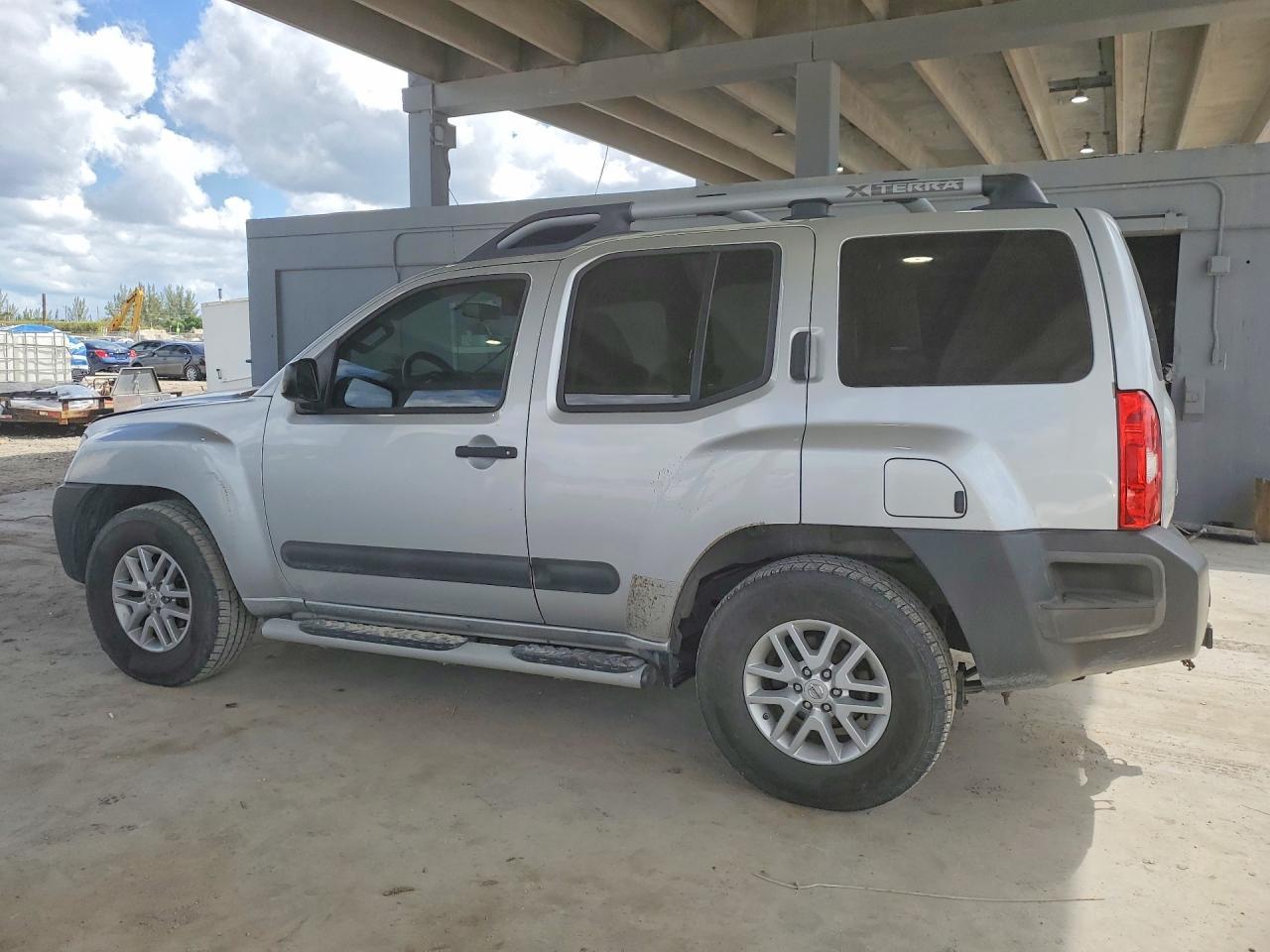 2014 Nissan Xterra S - Image 2