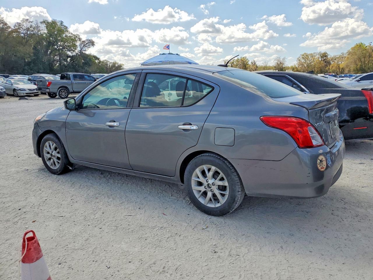 2017 Nissan Versa - Фото 2