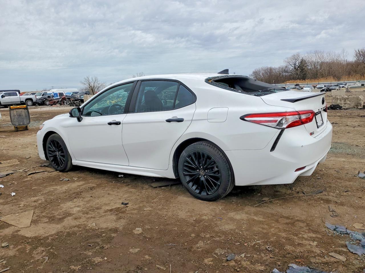 2020 Toyota Camry Se Nightshade - Фото 2