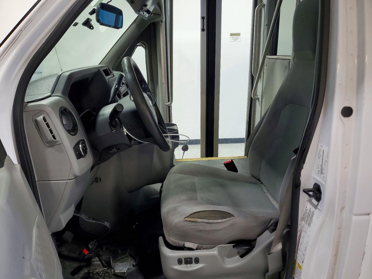 2022 Ford E350 Shuttle Bus - Image 7