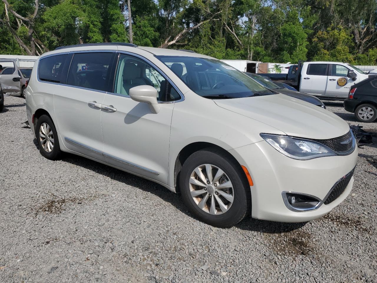 2017 Chrysler Pacifica Touring L - Image 4