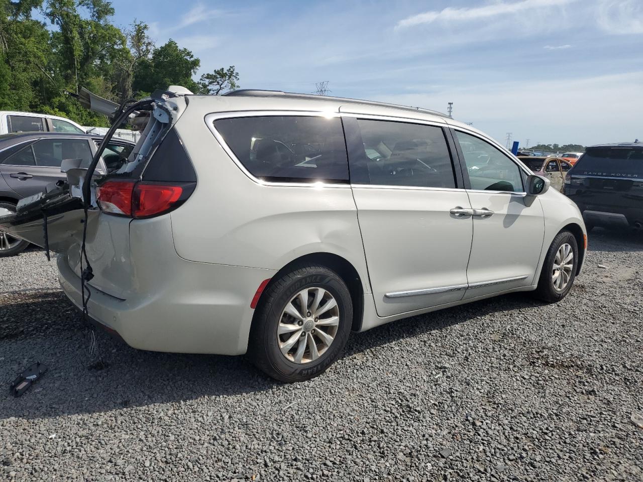 2017 Chrysler Pacifica Touring L - Image 3