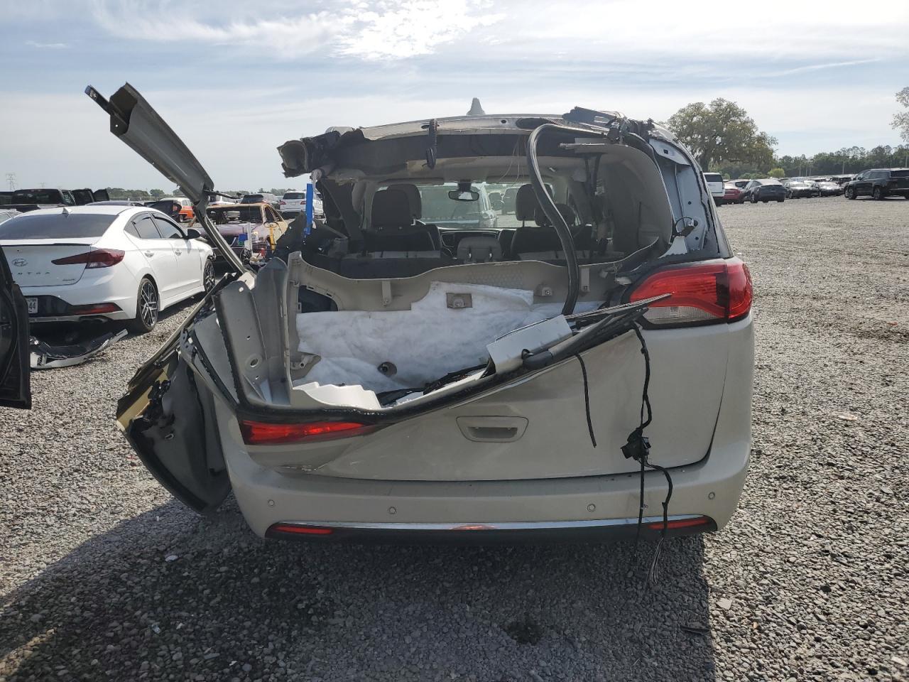 2017 Chrysler Pacifica Touring L - Image 6