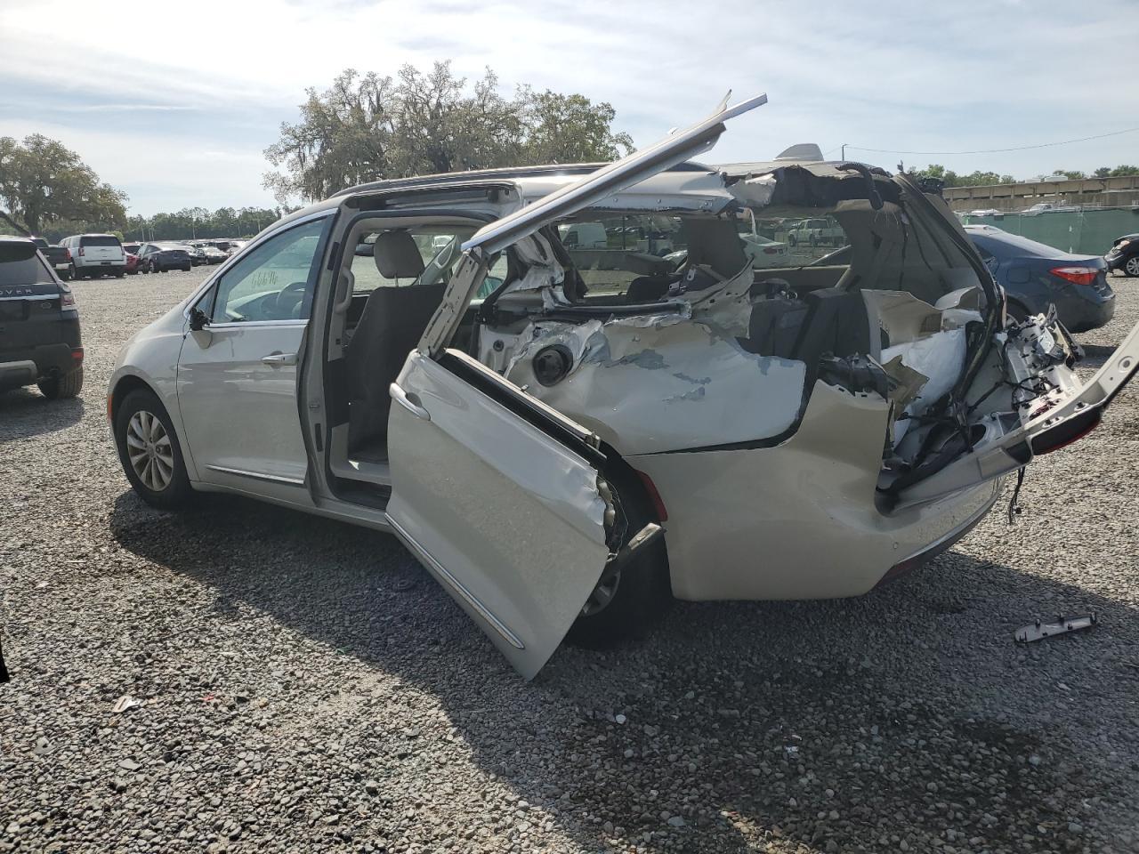 2017 Chrysler Pacifica Touring L - Image 2