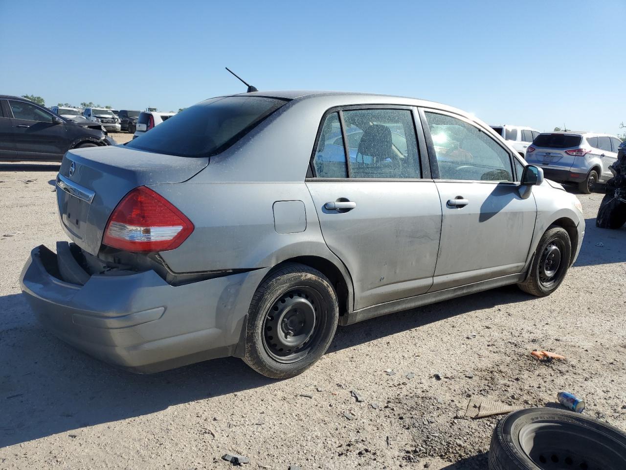 2010 Nissan Versa S - Фото 3