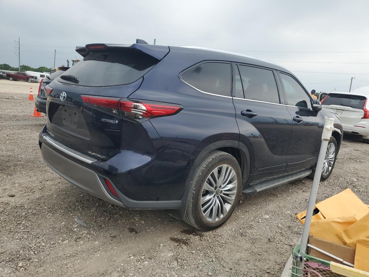 2023 Toyota Highlander Hybrid Platinum - Фото 3
