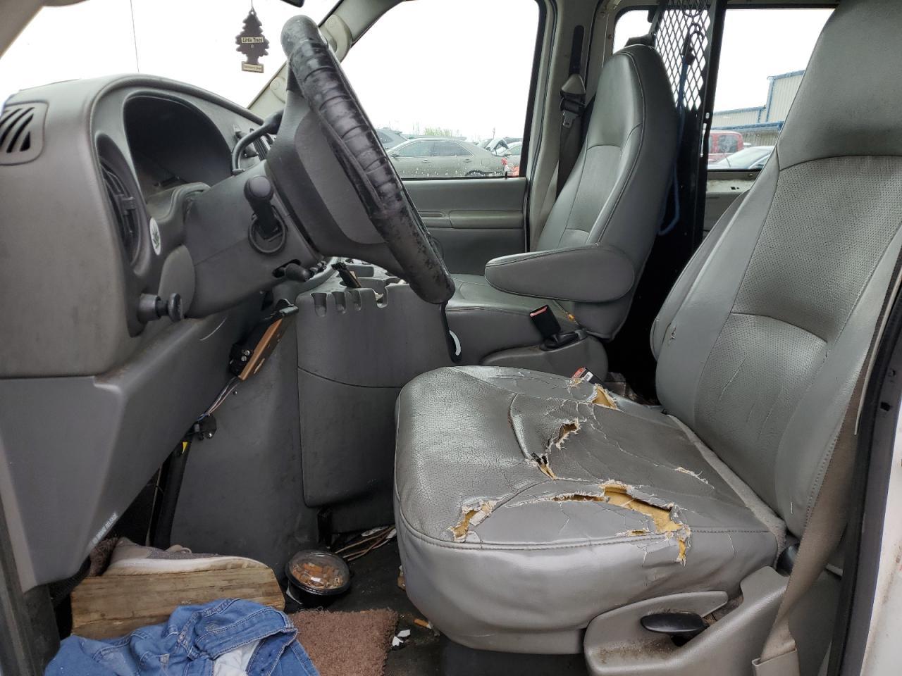 2004 Ford Econoline E250 Van - Image 7