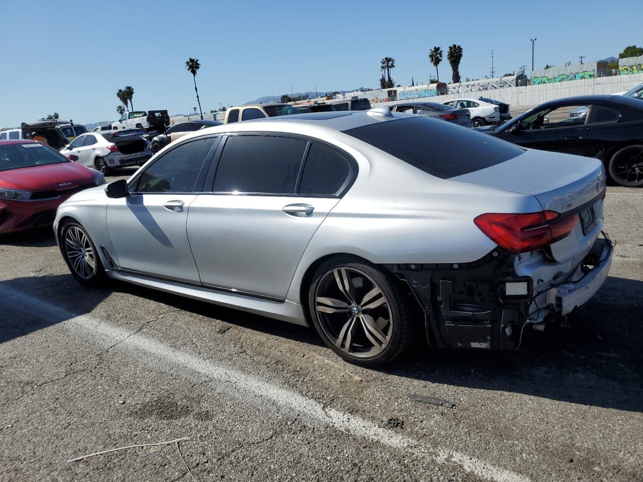 2016 BMW 750 Xi - Фото 2