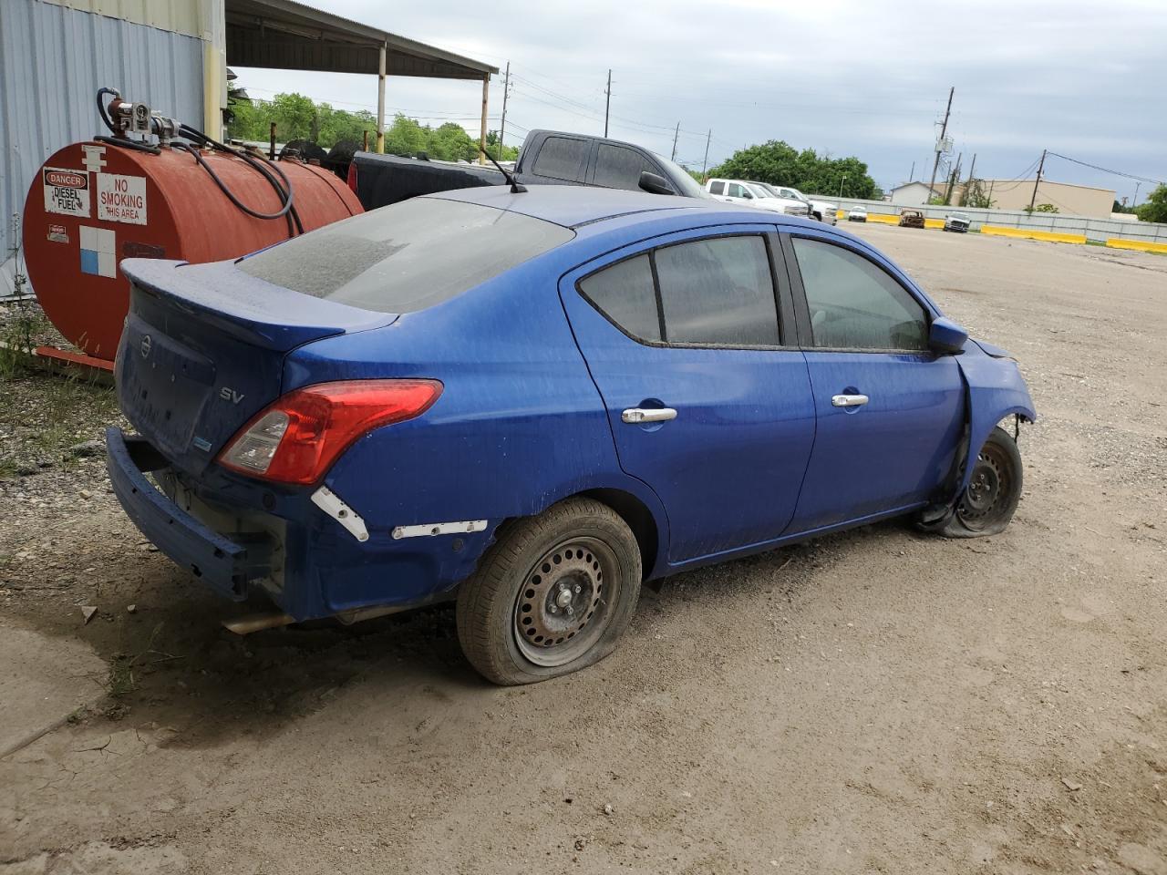 2015 Nissan Versa S - Фото 3