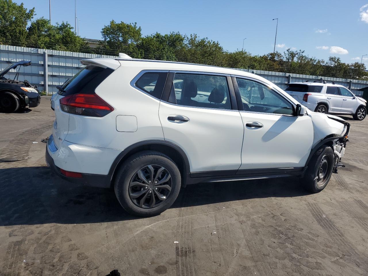 2017 Nissan Rogue S - Фото 3