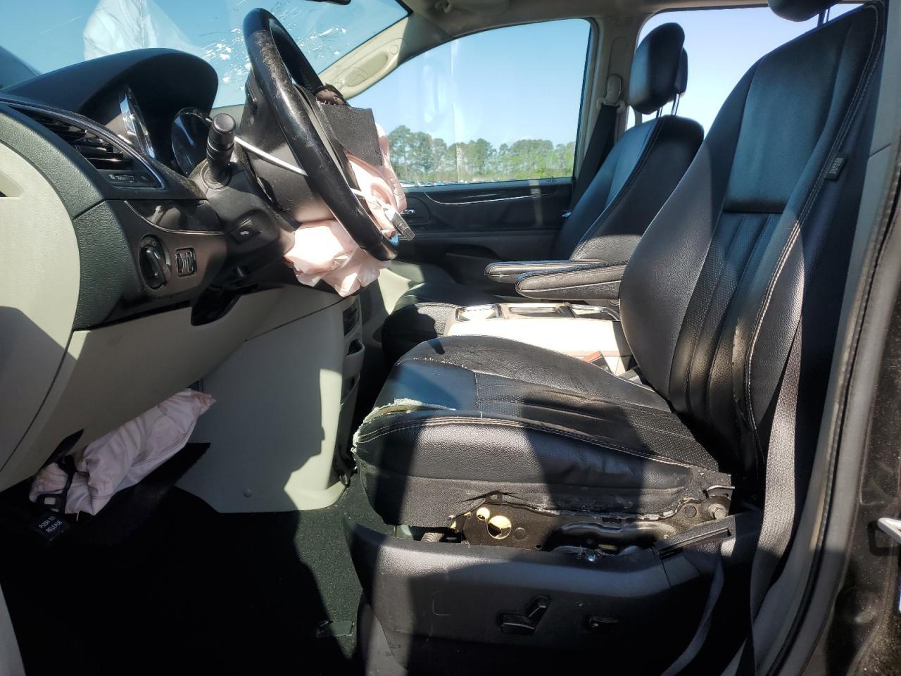 2014 Chrysler Town & Country Touring L - Image 7