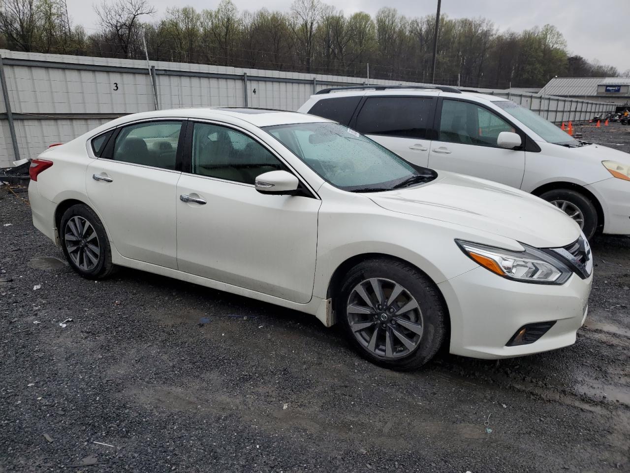 2017 Nissan Altima 2.5 - Image 4